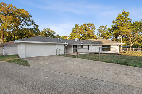 3 BEDROOMS&nbsp; |&nbsp; 2 FULL BATHS&nbsp; |&nbsp; 1,721 SQ FT&nbsp; |&nbsp; .27 ACRE HEATING: GAS HEATING: GAS AMENETIES / APPLIANCES: Dishwasher, Stove / Oven Hardwood Flo